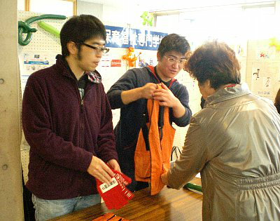 高齢者体験グッズの説明